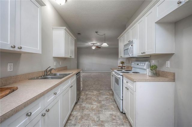 11751 S Roundtree Street 102, Olathe, KS 66061