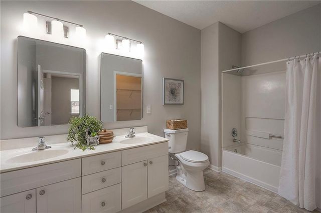 11751 S Roundtree Street 102, Olathe, KS 66061