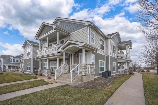 11751 S Roundtree Street 102, Olathe, KS 66061
