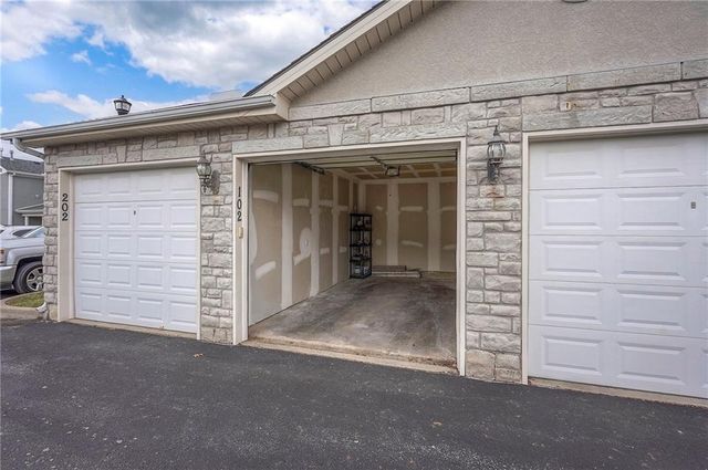 11751 S Roundtree Street 102, Olathe, KS 66061