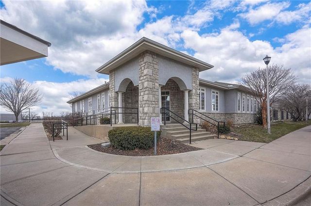 11751 S Roundtree Street 102, Olathe, KS 66061