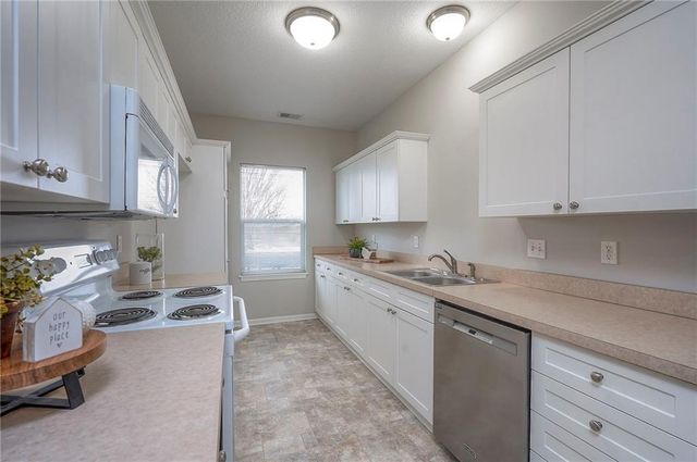 11751 S Roundtree Street 102, Olathe, KS 66061