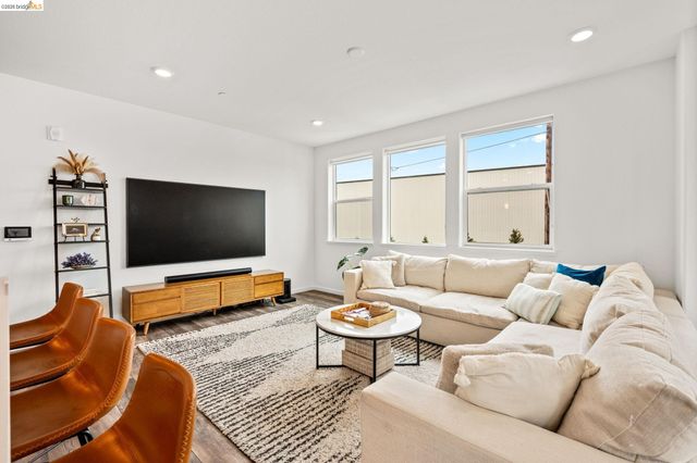 2875 Tradewind Dr, Alameda, CA 94501