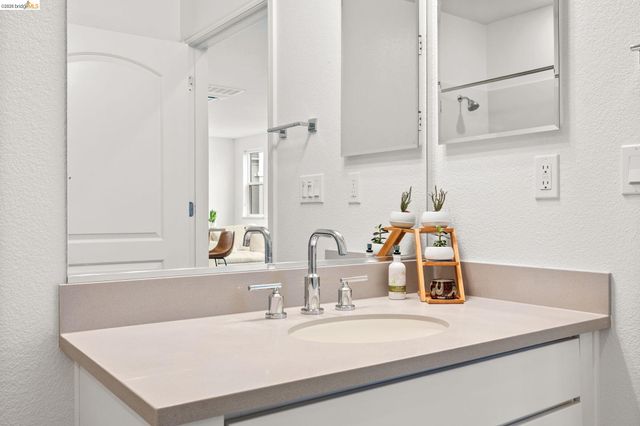 2875 Tradewind Dr, Alameda, CA 94501