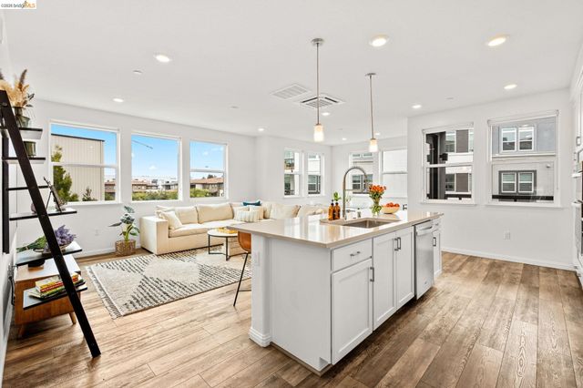 2875 Tradewind Dr, Alameda, CA 94501