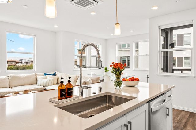 2875 Tradewind Dr, Alameda, CA 94501
