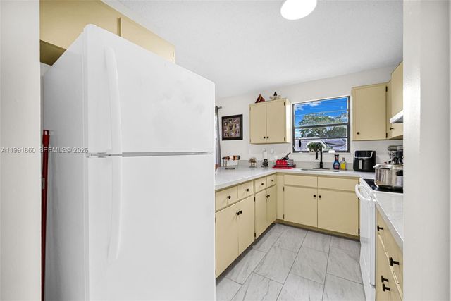 2934 NW 94th St, Miami, FL 33147