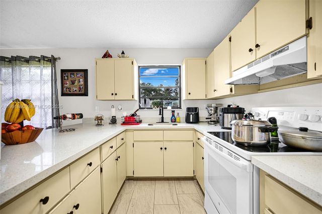 2934 NW 94th St, Miami, FL 33147