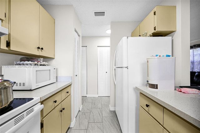 2934 NW 94th St, Miami, FL 33147