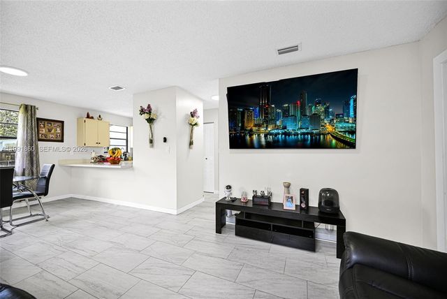 2934 NW 94th St, Miami, FL 33147