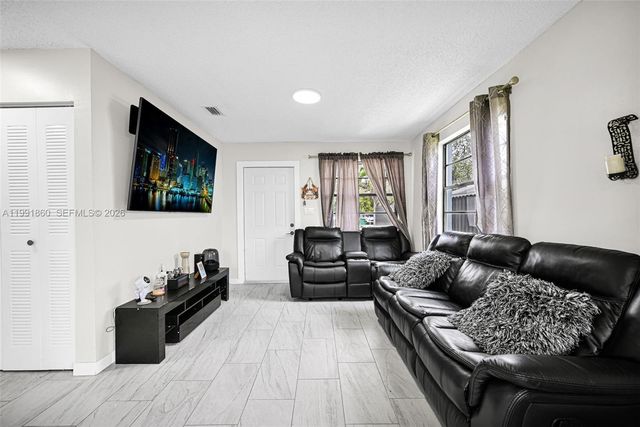 2934 NW 94th St, Miami, FL 33147