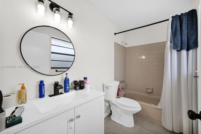 2934 NW 94th St, Miami, FL 33147