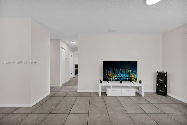 2934 NW 94th St, Miami, FL 33147