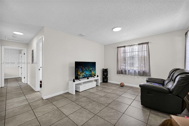 2934 NW 94th St, Miami, FL 33147