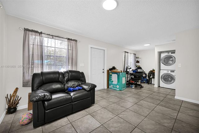 2934 NW 94th St, Miami, FL 33147