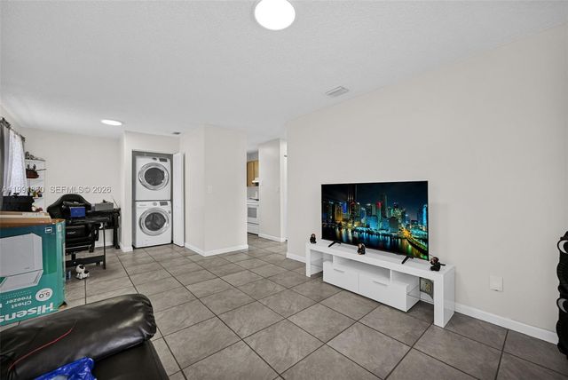 2934 NW 94th St, Miami, FL 33147