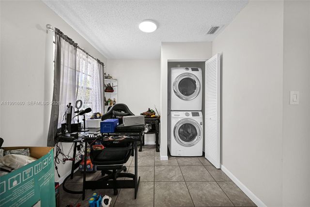 2934 NW 94th St, Miami, FL 33147