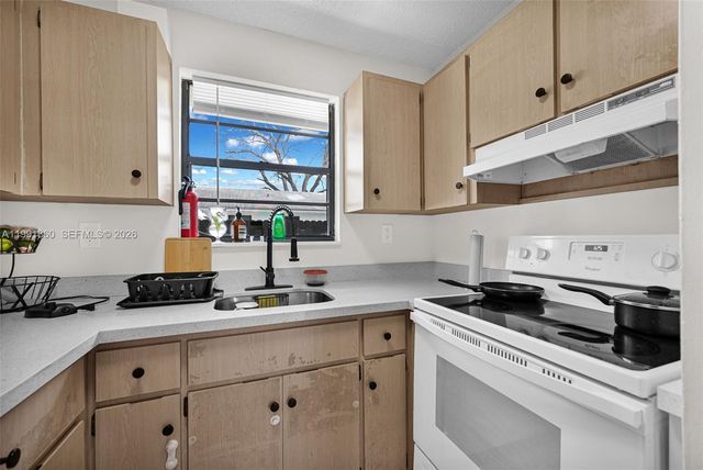 2934 NW 94th St, Miami, FL 33147