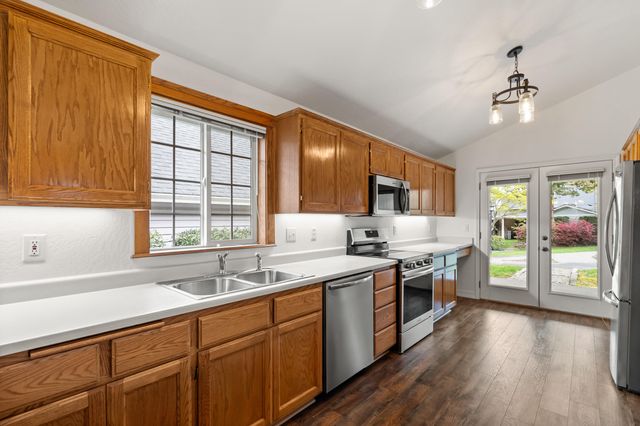 3535 S Village Drive, Medford, OR 97504