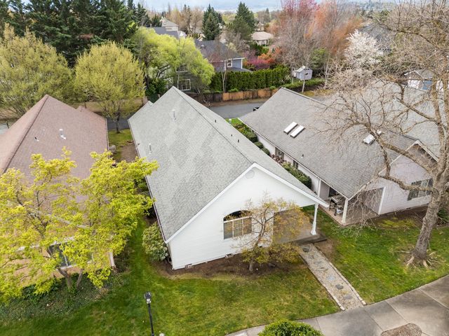 3535 S Village Drive, Medford, OR 97504
