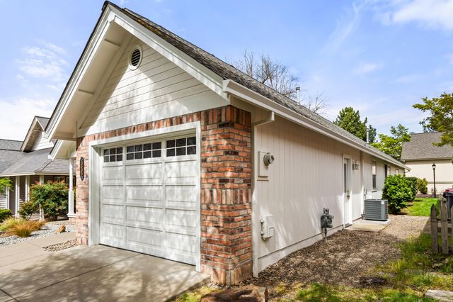 3535 S Village Drive, Medford, OR 97504