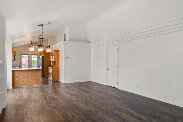 3535 S Village Drive, Medford, OR 97504