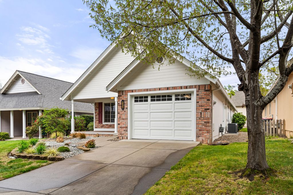 3535 S Village Drive, Medford, OR 97504