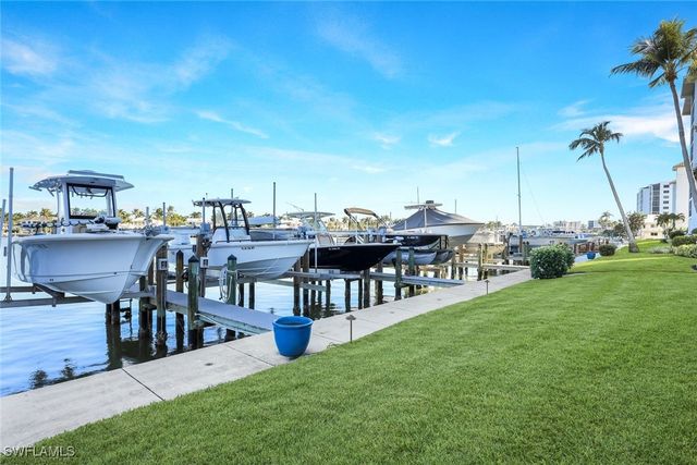 2750 Gulf Shore BLVD N 402, Naples, FL 34103