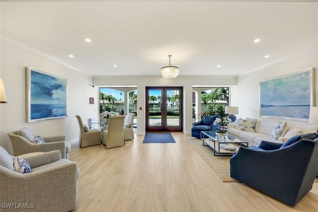 2750 Gulf Shore BLVD N 402, Naples, FL 34103