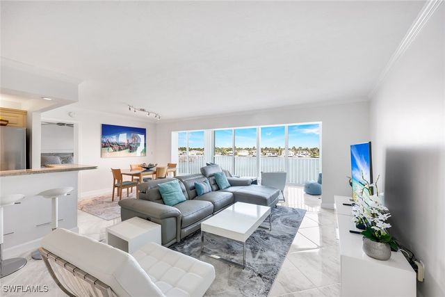 2750 Gulf Shore BLVD N 402, Naples, FL 34103