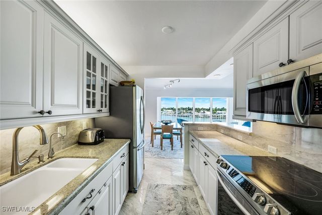 2750 Gulf Shore BLVD N 402, Naples, FL 34103