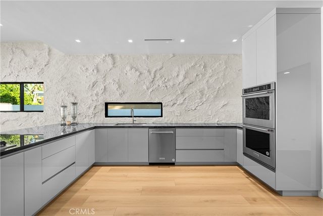 14145 Weddington, Los Angeles, CA 91401