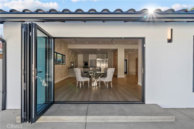 14145 Weddington, Los Angeles, CA 91401