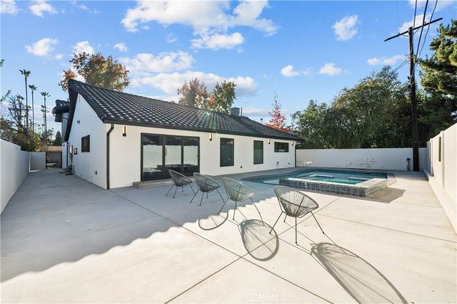 14145 Weddington, Los Angeles, CA 91401
