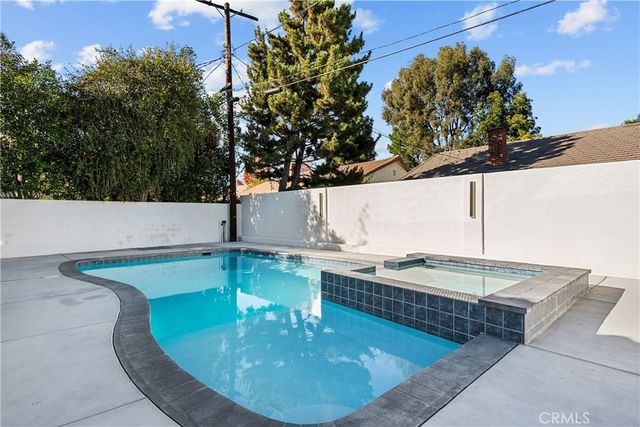 14145 Weddington, Los Angeles, CA 91401