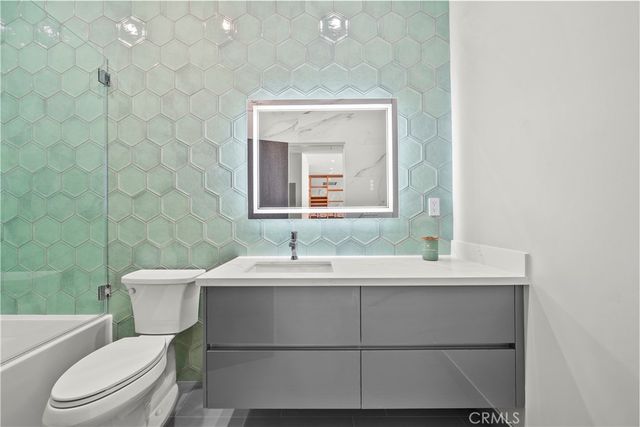 14145 Weddington, Los Angeles, CA 91401