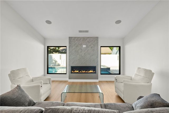 14145 Weddington, Los Angeles, CA 91401
