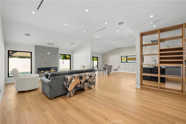14145 Weddington, Los Angeles, CA 91401