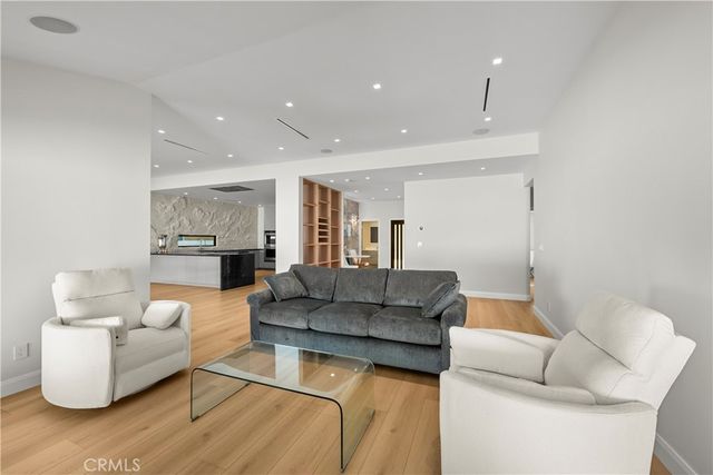 14145 Weddington, Los Angeles, CA 91401
