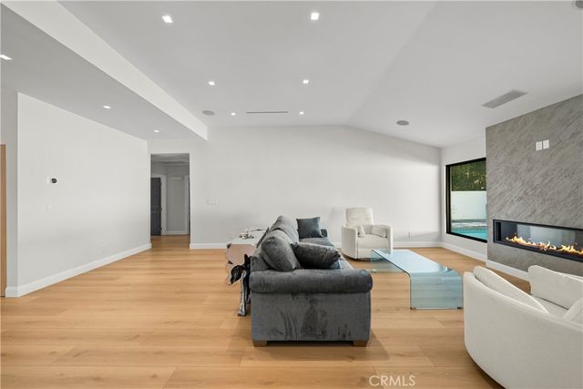 14145 Weddington, Los Angeles, CA 91401