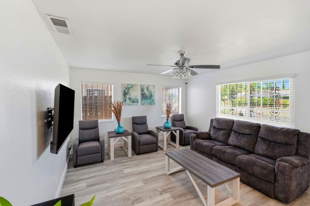 832 W 8th St, Stockton, CA 95206