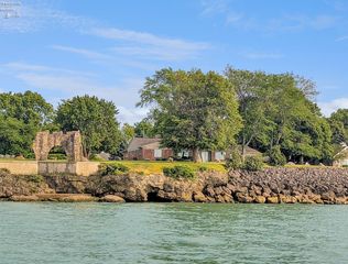 E 4520 Cliff Road, Port Clinton, OH 43452