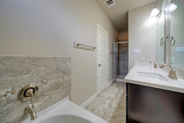 700 Applewood DR E, Pflugerville, TX 78660