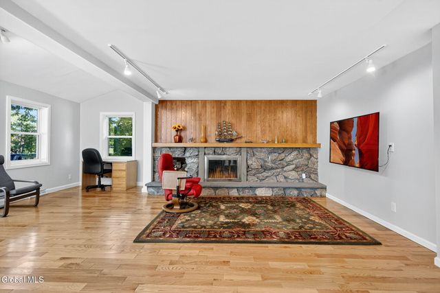 3 N Chestnut Hill Road, Colonie, NY 12211