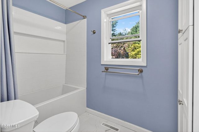 3 N Chestnut Hill Road, Colonie, NY 12211