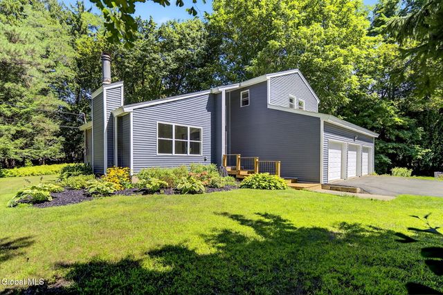 3 N Chestnut Hill Road, Colonie, NY 12211