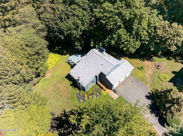 3 N Chestnut Hill Road, Colonie, NY 12211