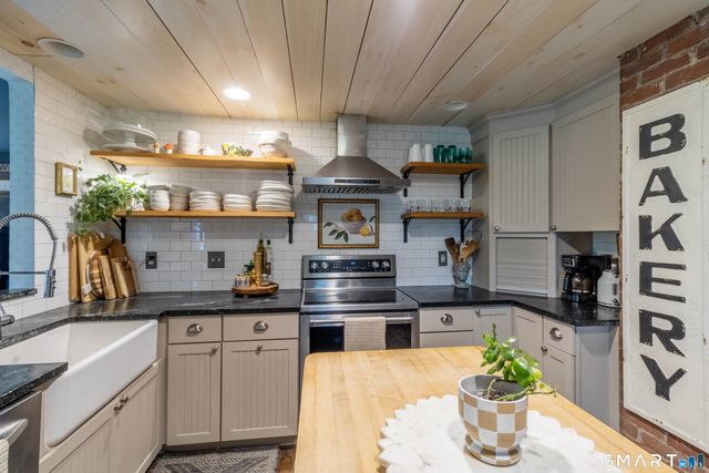 18 Hicksville Road, Cromwell, CT 06416