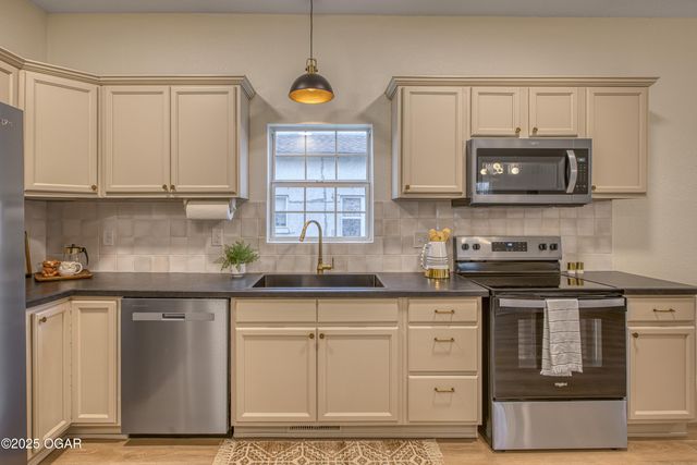 211 N Moffet Avenue, Joplin, MO 64801