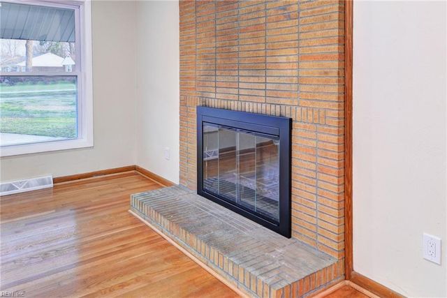 10 Whipple DR, Hampton, VA 23663